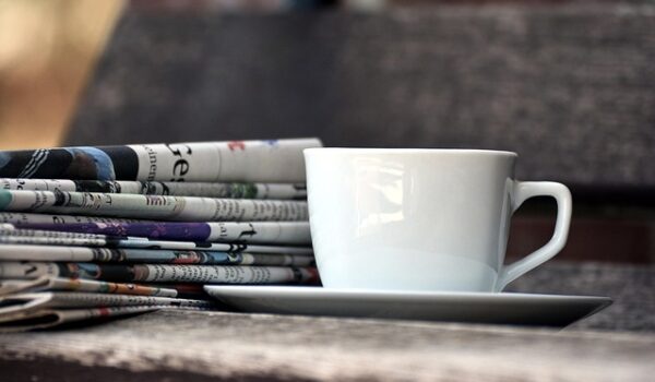 Foto Taza de Café con diario
